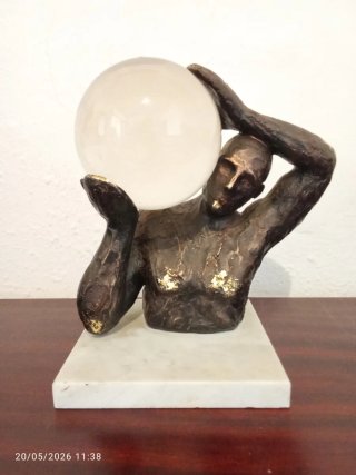Escultura de Figura con Esfera