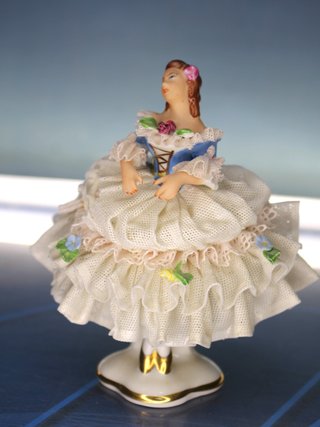 Figura in porcellana con pizzo di Dresda con difetto