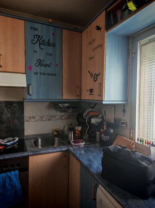 Cocina completa de madera, horno y lavavajillas