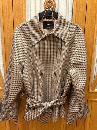 Gabardina de cuadros Mango