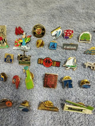 Lote de 43 pins todos diferentes