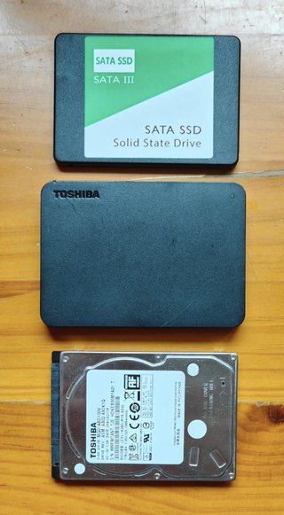 Set di 3 dischi rigidi (4TB, 1TB, 1TB)