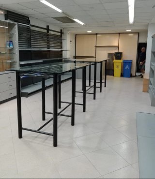 Equipamiento comercial.  Mesa Perchero para Tienda