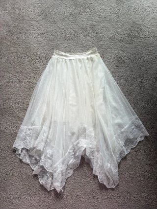 Falda midi blanca de encaje