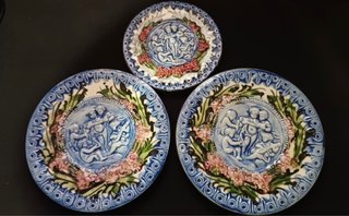Conjunto de tres platos de barbotina francesa