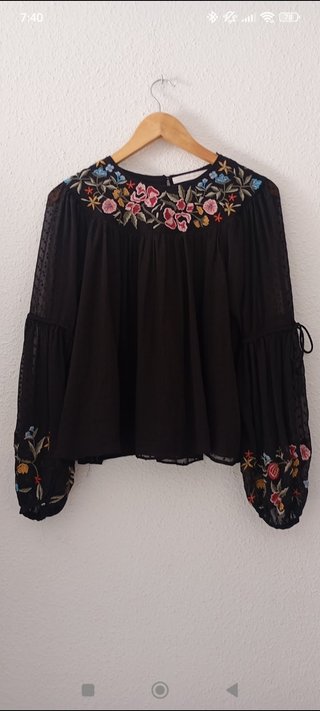 Blusa Negra con Bordados Florales