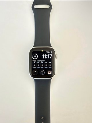 Apple Watch SE2 in argento con cinturino nero