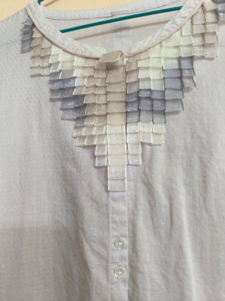 Blusa rosa empolvado con Detalle en el Cuello.