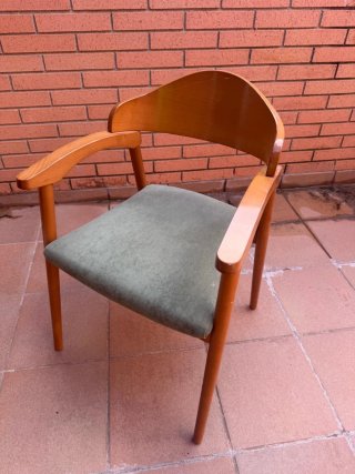 Silla de madera con asiento tapizado