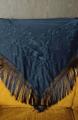 Mantón azul Marino con Bordados y Flecos
