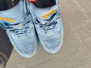REGALO. ZAPATILLAS HOKA CLIFTON 9 WADE.