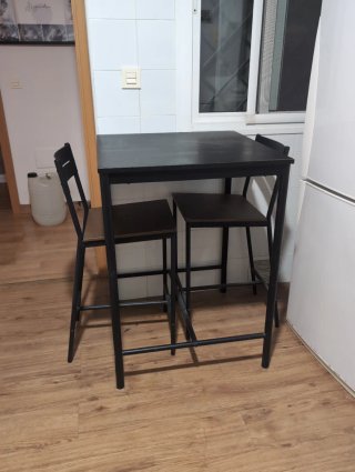 Mesa Alta Negra Ikea con 2 Sillas