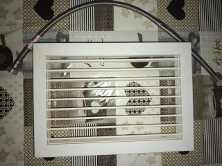 Rejilla de ventilación y latiguillo de agua