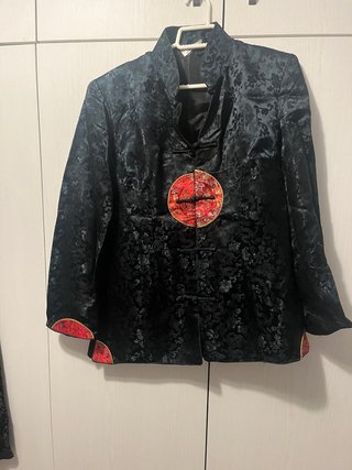 Traje oriental negro y rojo