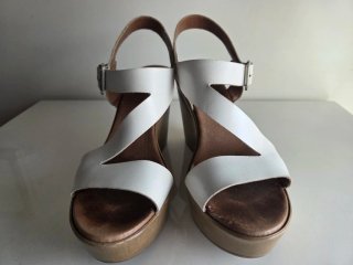 Sandalias de cuña blancas