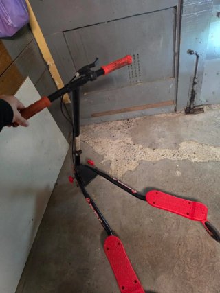 Patinete de tres ruedas con movimiento