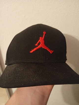 Gorra Jordan Negra y Roja