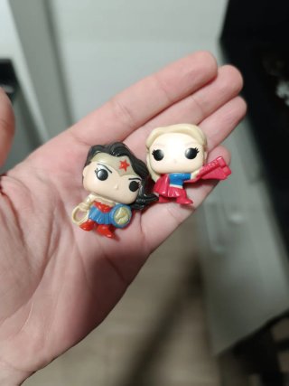 Wonder woman y Supergirl mini funko Kinder joy DC