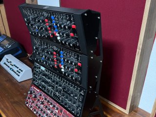 Behringer stand para 4 sintetizadores