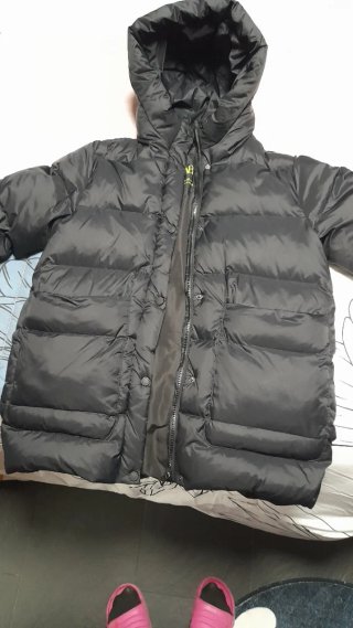 Abrigo plumifero acolchado negro con capucha