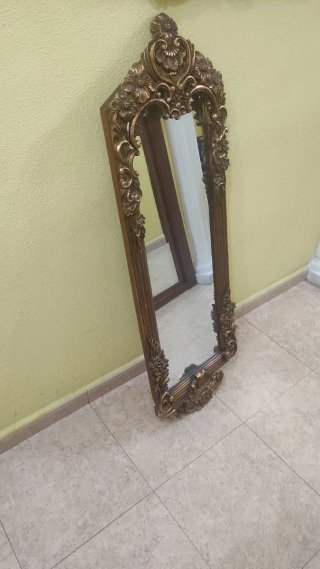 Espejo Decorativo con Marco Tallado Dorado