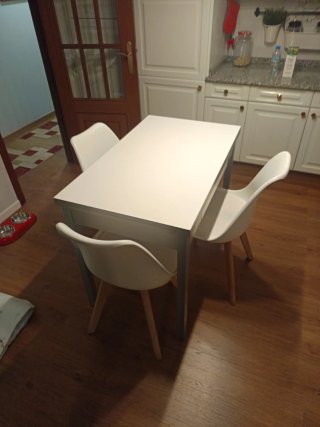 Mesa de cocina blanca