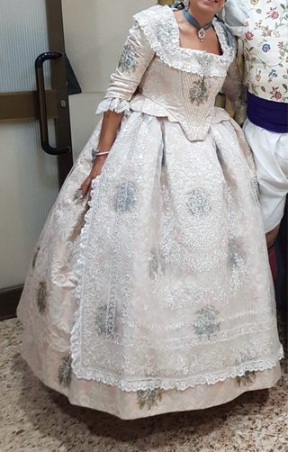 Traje de fallera rosa , está impecable.