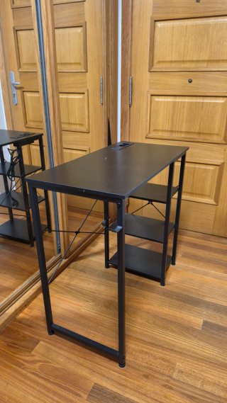 Mesa escritorio negra con estantería