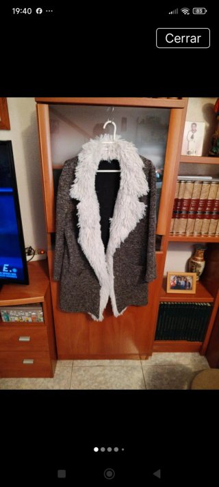 Chaqueta de lana abierta.