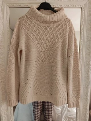 Jersey de cuello alto trenzado blanco crema