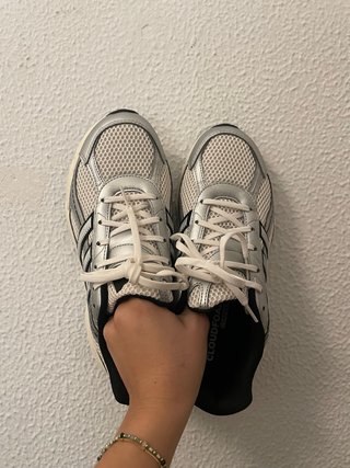 Zapatillas Adidas Plateadas y Blancas