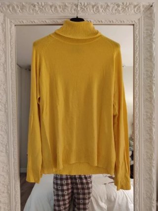 Jersey de cuello alto amarillo