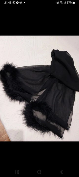 Fular Negro de Gasa con Plumas