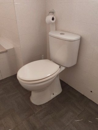 Inodoro de cerámica blanco