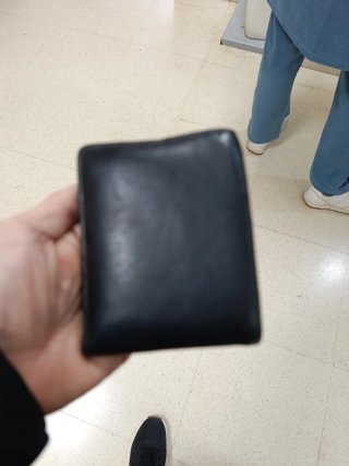 Cartera de piel negra