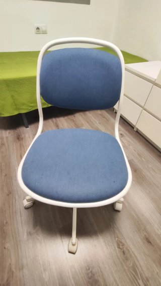 Silla de escritorio azul y blanca