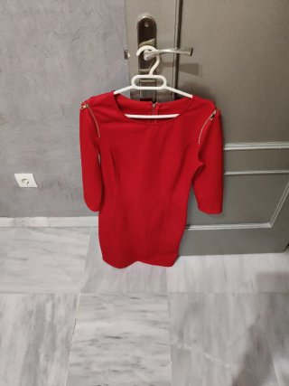 Vestido Rojo con Cremalleras en Hombros