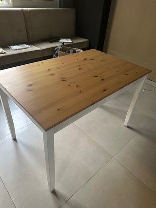 2 Mesas 1 con patas blancas y otra con patas negra