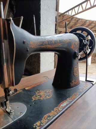 Máquina de coser Alfa antigua con mueble.
