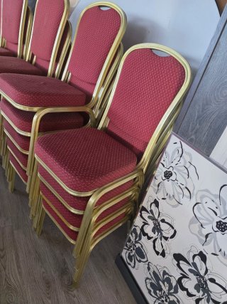 Set de 40 Sillas Apilables Rojas