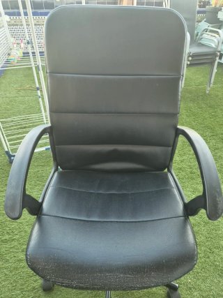 Silla de escritorio negra con ruedas