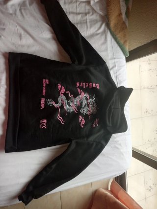 Sudadera Negra con Estampado de Dragón