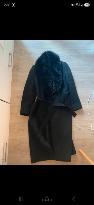 Abrigo Zara Negro con Cuello de Pelo