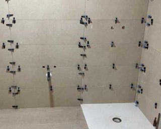 Alicatado de baño en tonos neutros