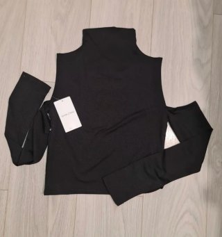 Top Negro Cuello Alto Hombros al Aire