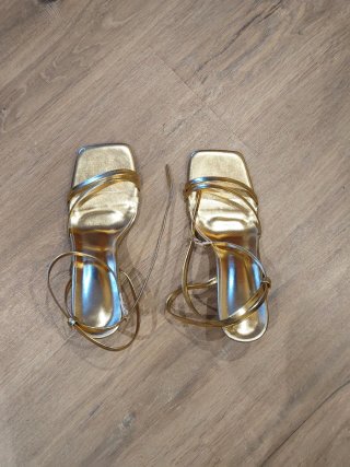 Sandalias doradas de tiras