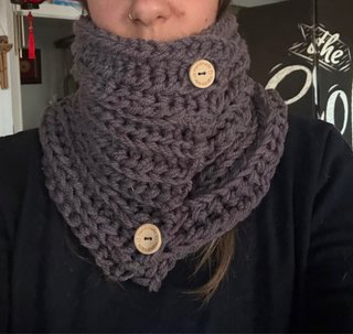 Cuello de lana gris con botones