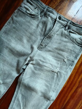 Pantalón vaquero gris