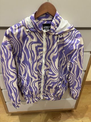 Chubasquero Estampada Morada y Blanca