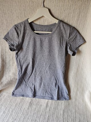 Camiseta corta / top gris talla M manga corta muje